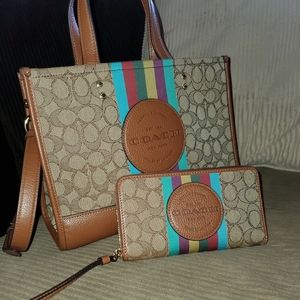 Dempsey Carryall - Jacquard w/ Stripe and Coach Patch. W/ large wallet & bear 🐻